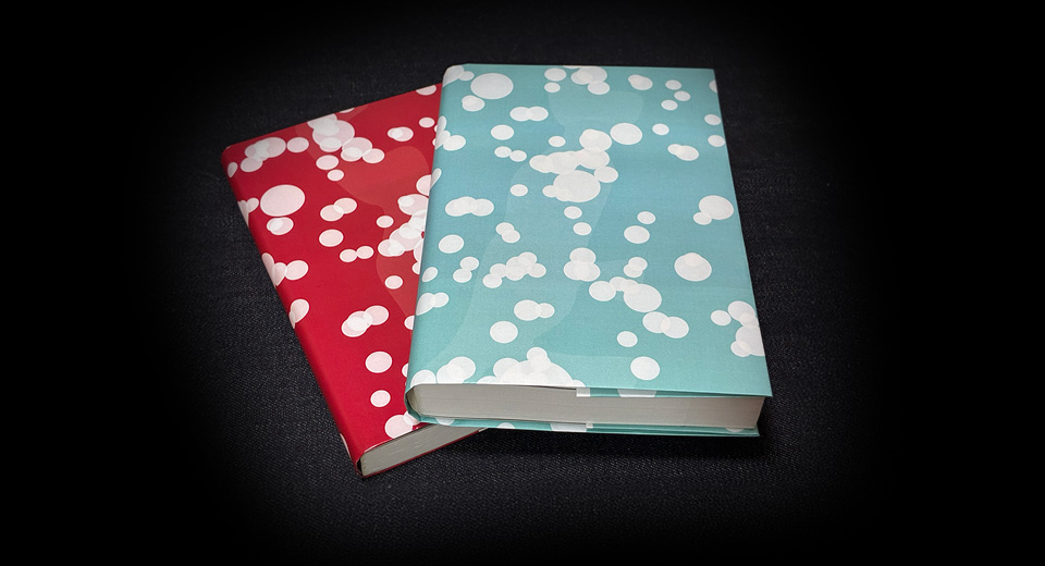 おふたりが最初に出会った、あの日、あの時、あの場所の星空をブックカバーに。